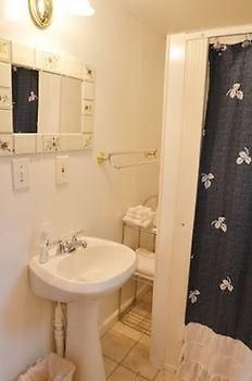 Lucky Horseshoe Cabins 호텔 Au Sable 외부 사진