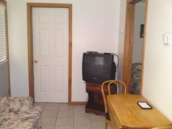 Lucky Horseshoe Cabins 호텔 Au Sable 외부 사진