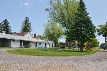 Lucky Horseshoe Cabins 호텔 Au Sable 외부 사진