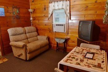 Lucky Horseshoe Cabins 호텔 Au Sable 외부 사진