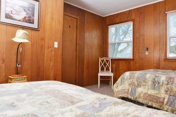Lucky Horseshoe Cabins 호텔 Au Sable 외부 사진