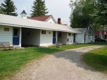 Lucky Horseshoe Cabins 호텔 Au Sable 외부 사진
